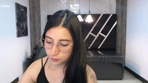 Lizzy SCHEDULE BROADCASTING Monday-Saturday 11am4pm Colombia online show from 01.18.26