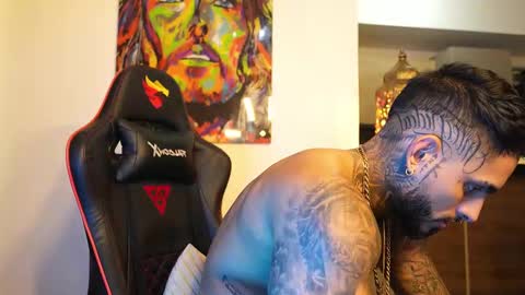 logan_hugh8 online show from 09.25.25