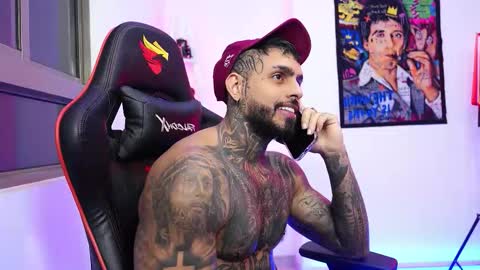 logan_hugh8 online show from 10.25.25