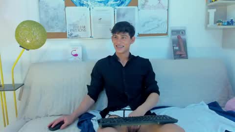 Snapshot of loganoficialx chatting on 04.23.26 loganoficialx online show from 04.23.26