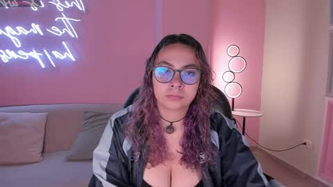 Snapshot of loiseharper chatting on 05.18.26 Loise online show from 05.18.26