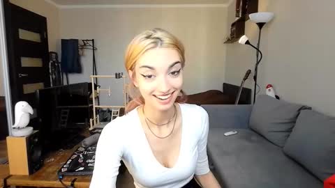 Snapshot of loisepadovano chatting on 10.03.25 Amelia online show from 10.03.25
