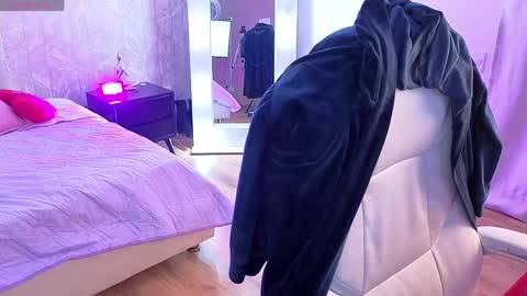 Lola  online show from 04.23.26