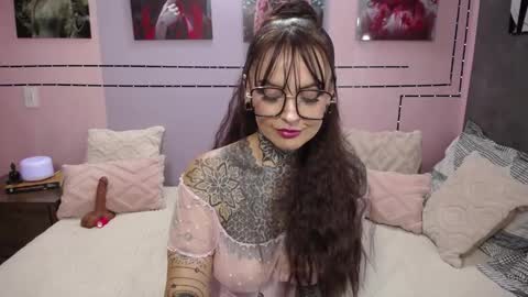 Snapshot of lolabrouse__ chatting on 05.28.26 Lola online show from 05.28.26