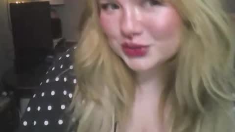 Lola Peach xo online show from 11.07.25