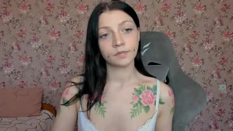 Snapshot of lolarozzie chatting on 05.01.26 Lola Next stream January 6th at 0500am 30 minutes GMT online show from 05.01.26