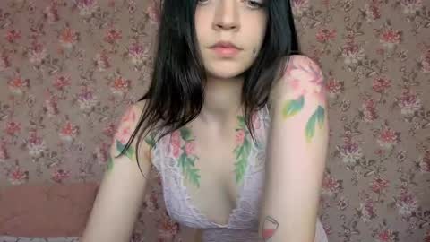 Snapshot of lolarozzie chatting on 05.04.26 Lola Next stream January 6th at 0500am 30 minutes GMT online show from 05.04.26