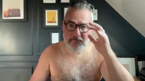 Snapshot of londongent2023 chatting on 09.19.25 EnglishBear online show from 09.19.25