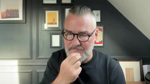 Snapshot of londongent2023 chatting on 10.09.25 EnglishBear online show from 10.09.25