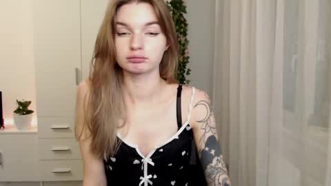 Snapshot of lookluna chatting on 11.08.25 Luna online show from 11.08.25