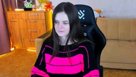 Snapshot of lora_cain chatting on 12.09.24 Lora Cain online show from 12.09.24