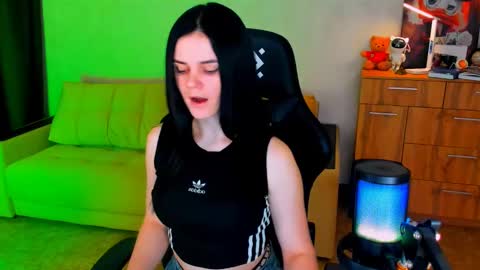 Snapshot of lora_cain chatting on 02.11.25 Lora Cain online show from 02.11.25