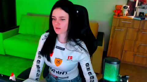 Snapshot of lora_cain chatting on 02.12.25 Lora Cain online show from 02.12.25