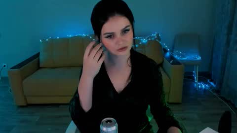 Lora Cain online show from 12.18.25