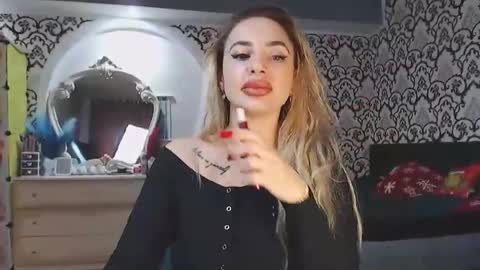 Snapshot of lorasinclare chatting on 12.17.25 Queen LoraSinClare online show from 12.17.25