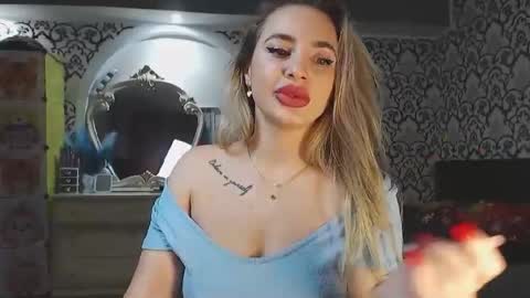 Snapshot of lorasinclare chatting on 12.18.25 Queen LoraSinClare online show from 12.18.25