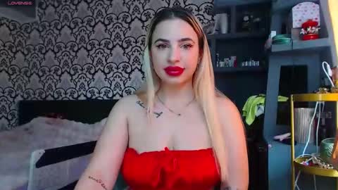 Snapshot of lorasinclare chatting on 04.24.26 Queen LoraSinClare online show from 04.24.26