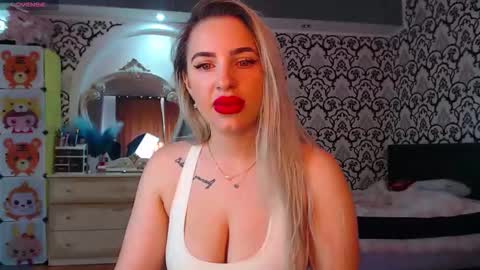 Snapshot of lorasinclare chatting on 04.27.26 Queen LoraSinClare online show from 04.27.26