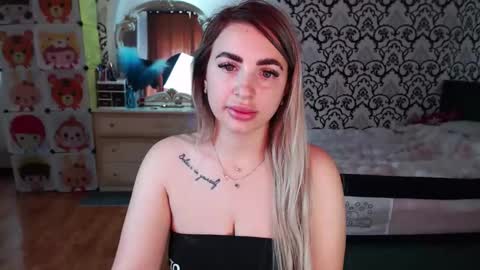 Snapshot of lorasinclare chatting on 05.25.26 Queen LoraSinClare online show from 05.25.26