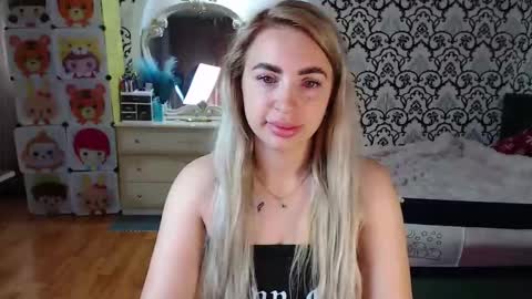 Snapshot of lorasinclare chatting on 06.02.26 Queen LoraSinClare online show from 06.02.26
