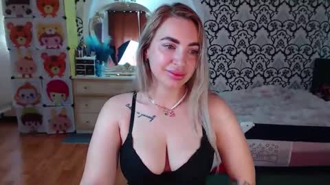 Snapshot of lorasinclare chatting on 06.04.26 Queen LoraSinClare online show from 06.04.26