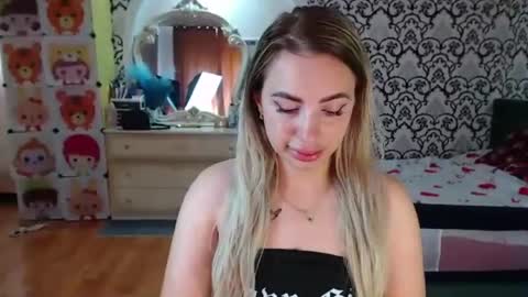 Snapshot of lorasinclare chatting on 06.18.26 Queen LoraSinClare online show from 06.18.26