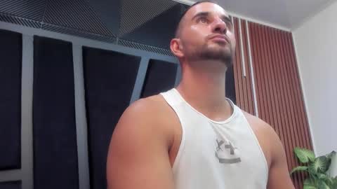  L O R E N Z O  Thumbs Up help  online show from 11.03.25