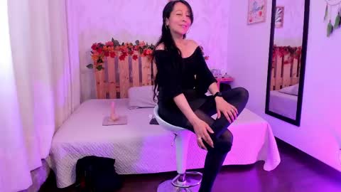 Snapshot of loretta_fraser chatting on 10.09.25 loretta_fraser online show from 10.09.25