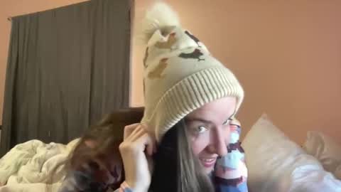 Snapshot of lothlori chatting on 12.21.25 lothlori online show from 12.21.25