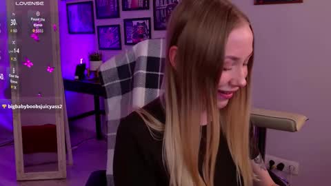 Snapshot of lottie_shine chatting on 10.24.25 Emilia and Chelsea online show from 10.24.25