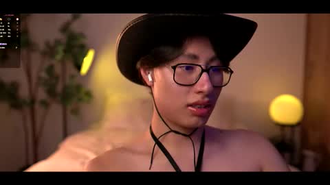 Snapshot of louis_zh chatting on 10.21.25 Louis online show from 10.21.25