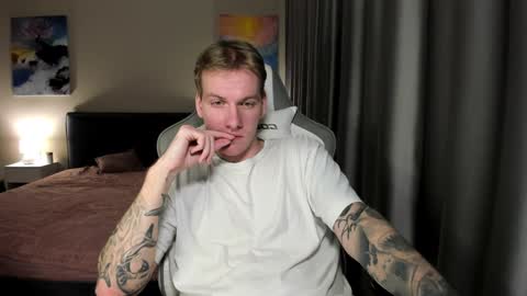 Snapshot of louisjafferson chatting on 12.24.24 Louis online show from 12.24.24