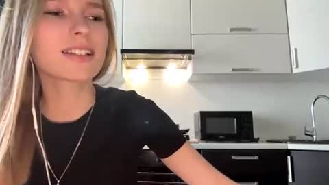 Mia online show from 06.22.26