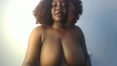 Snapshot of lovecumsluttie chatting on 09.19.25 mila online show from 09.19.25