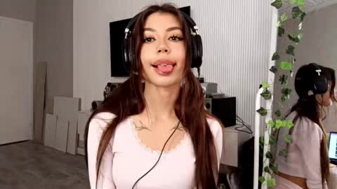 Snapshot of lovekellan chatting on 03.04.26 Flora online show from 03.04.26