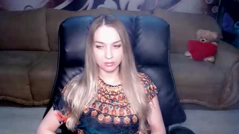 Snapshot of lovellymalina chatting on 12.21.25 private open online show from 12.21.25