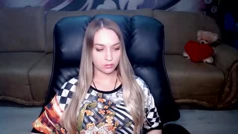 Snapshot of lovellymalina chatting on 01.13.26 private open online show from 01.13.26