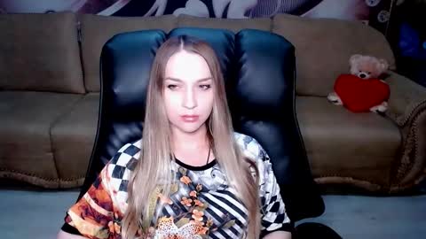 Snapshot of lovellymalina chatting on 02.15.26 private open online show from 02.15.26