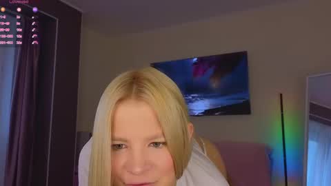 Snapshot of lovely_babyy chatting on 04.25.26 Jenny online show from 04.25.26