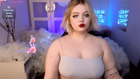Snapshot of lovely_leilla chatting on 12.22.24 lovely_leilla online show from 12.22.24