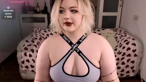 Snapshot of lovely_leilla chatting on 02.26.25 lovely_leilla online show from 02.26.25