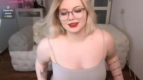 Snapshot of lovely_leilla chatting on 03.10.25 lovely_leilla online show from 03.10.25