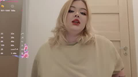 Snapshot of lovely_leilla chatting on 10.29.25 lovely_leilla online show from 10.29.25