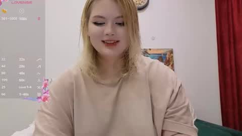 Snapshot of lovely_leilla chatting on 11.03.25 lovely_leilla online show from 11.03.25