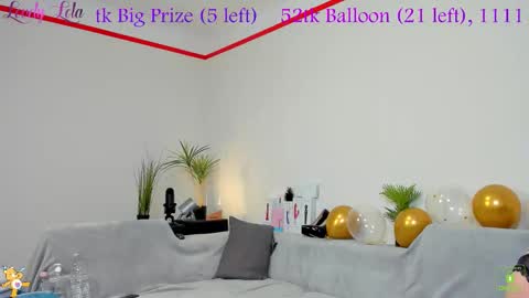 Snapshot of lovelylola_fr chatting on 10.10.25 Lola online show from 10.10.25