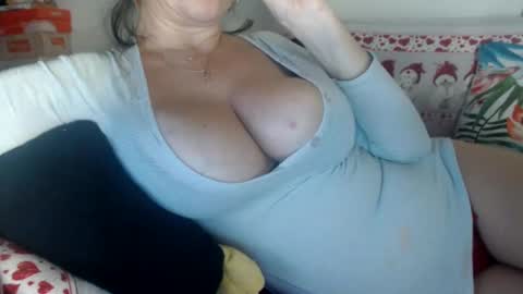 Snapshot of lovelywoman22 chatting on 12.21.24 lovelywoman22 online show from 12.21.24