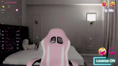 Snapshot of lu_mina chatting on 09.15.25 lu_mina online show from 09.15.25