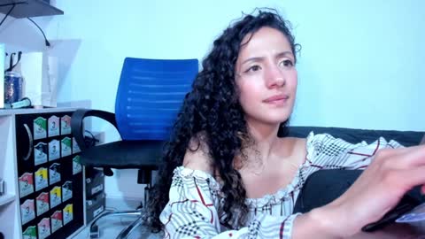 Snapshot of lucia_fuster chatting on 01.13.25 Lucia online show from 01.13.25