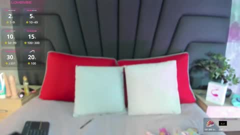 Snapshot of lucia_guzman chatting on 09.12.25 online show from 09.12.25