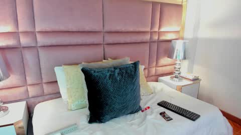  lucia wallace  online show from 10.11.25